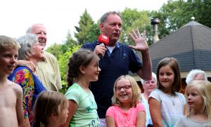 27-07-2016 SHOWBIZZ; PIET PAULUSMA VIERT MET FAMILIE VAKANTIE OP DE CAMPING IN NEDERLAND. Piet is met zijn kinderen en kleinkinderen op een Nederlandse camping aan het vakantie vieren. Hij zorgt zelf voor het mooie weer en de gezelligheid daar zorgen zijn kinderen en klein kinderen voor. Al met al een TOP vakantie voor de familie PAULUSMA in eigen land.
foto: Albert den Iseger