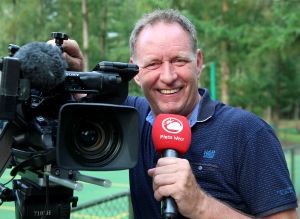 27-07-2016 SHOWBIZZ; PIET PAULUSMA VIERT MET FAMILIE VAKANTIE OP DE CAMPING IN NEDERLAND. Piet is met zijn kinderen en kleinkinderen op een Nederlandse camping aan het vakantie vieren. Hij zorgt zelf voor het mooie weer en de gezelligheid daar zorgen zijn kinderen en klein kinderen voor. Al met al een TOP vakantie voor de familie PAULUSMA in eigen land.
foto: Albert den Iseger