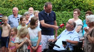 27-07-2016 SHOWBIZZ; PIET PAULUSMA VIERT MET FAMILIE VAKANTIE OP DE CAMPING IN NEDERLAND. Piet is met zijn kinderen en kleinkinderen op een Nederlandse camping aan het vakantie vieren. Hij zorgt zelf voor het mooie weer en de gezelligheid daar zorgen zijn kinderen en klein kinderen voor. Al met al een TOP vakantie voor de familie PAULUSMA in eigen land.
foto: Albert den Iseger