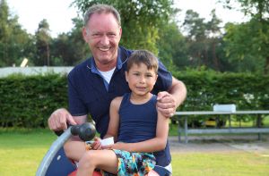 27-07-2016 SHOWBIZZ; PIET PAULUSMA VIERT MET FAMILIE VAKANTIE OP DE CAMPING IN NEDERLAND. Piet is met zijn kinderen en kleinkinderen op een Nederlandse camping aan het vakantie vieren. Hij zorgt zelf voor het mooie weer en de gezelligheid daar zorgen zijn kinderen en klein kinderen voor. Al met al een TOP vakantie voor de familie PAULUSMA in eigen land.
foto: Albert den Iseger