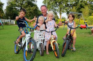 27-07-2016 SHOWBIZZ; PIET PAULUSMA VIERT MET FAMILIE VAKANTIE OP DE CAMPING IN NEDERLAND. Piet is met zijn kinderen en kleinkinderen op een Nederlandse camping aan het vakantie vieren. Hij zorgt zelf voor het mooie weer en de gezelligheid daar zorgen zijn kinderen en klein kinderen voor. Al met al een TOP vakantie voor de familie PAULUSMA in eigen land.
foto: Albert den Iseger