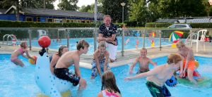 27-07-2016 SHOWBIZZ; PIET PAULUSMA VIERT MET FAMILIE VAKANTIE OP DE CAMPING IN NEDERLAND. Piet is met zijn kinderen en kleinkinderen op een Nederlandse camping aan het vakantie vieren. Hij zorgt zelf voor het mooie weer en de gezelligheid daar zorgen zijn kinderen en klein kinderen voor. Al met al een TOP vakantie voor de familie PAULUSMA in eigen land.
foto: Albert den Iseger