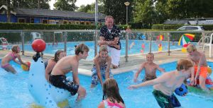 27-07-2016 SHOWBIZZ; PIET PAULUSMA VIERT MET FAMILIE VAKANTIE OP DE CAMPING IN NEDERLAND. Piet is met zijn kinderen en kleinkinderen op een Nederlandse camping aan het vakantie vieren. Hij zorgt zelf voor het mooie weer en de gezelligheid daar zorgen zijn kinderen en klein kinderen voor. Al met al een TOP vakantie voor de familie PAULUSMA in eigen land.
foto: Albert den Iseger