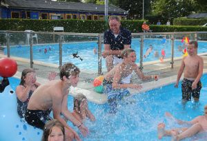 27-07-2016 SHOWBIZZ; PIET PAULUSMA VIERT MET FAMILIE VAKANTIE OP DE CAMPING IN NEDERLAND. Piet is met zijn kinderen en kleinkinderen op een Nederlandse camping aan het vakantie vieren. Hij zorgt zelf voor het mooie weer en de gezelligheid daar zorgen zijn kinderen en klein kinderen voor. Al met al een TOP vakantie voor de familie PAULUSMA in eigen land.
foto: Albert den Iseger