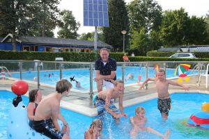 27-07-2016 SHOWBIZZ; PIET PAULUSMA VIERT MET FAMILIE VAKANTIE OP DE CAMPING IN NEDERLAND. Piet is met zijn kinderen en kleinkinderen op een Nederlandse camping aan het vakantie vieren. Hij zorgt zelf voor het mooie weer en de gezelligheid daar zorgen zijn kinderen en klein kinderen voor. Al met al een TOP vakantie voor de familie PAULUSMA in eigen land.
foto: Albert den Iseger