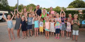 27-07-2016 SHOWBIZZ; PIET PAULUSMA VIERT MET FAMILIE VAKANTIE OP DE CAMPING IN NEDERLAND. Piet is met zijn kinderen en kleinkinderen op een Nederlandse camping aan het vakantie vieren. Hij zorgt zelf voor het mooie weer en de gezelligheid daar zorgen zijn kinderen en klein kinderen voor. Al met al een TOP vakantie voor de familie PAULUSMA in eigen land.
foto: Albert den Iseger