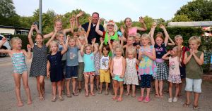 27-07-2016 SHOWBIZZ; PIET PAULUSMA VIERT MET FAMILIE VAKANTIE OP DE CAMPING IN NEDERLAND. Piet is met zijn kinderen en kleinkinderen op een Nederlandse camping aan het vakantie vieren. Hij zorgt zelf voor het mooie weer en de gezelligheid daar zorgen zijn kinderen en klein kinderen voor. Al met al een TOP vakantie voor de familie PAULUSMA in eigen land.
foto: Albert den Iseger