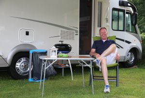 27-07-2016 SHOWBIZZ; PIET PAULUSMA VIERT MET FAMILIE VAKANTIE OP DE CAMPING IN NEDERLAND. Piet is met zijn kinderen en kleinkinderen op een Nederlandse camping aan het vakantie vieren. Hij zorgt zelf voor het mooie weer en de gezelligheid daar zorgen zijn kinderen en klein kinderen voor. Al met al een TOP vakantie voor de familie PAULUSMA in eigen land.
foto: Albert den Iseger