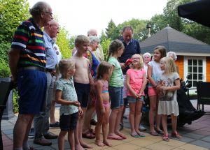 27-07-2016 SHOWBIZZ; PIET PAULUSMA VIERT MET FAMILIE VAKANTIE OP DE CAMPING IN NEDERLAND. Piet is met zijn kinderen en kleinkinderen op een Nederlandse camping aan het vakantie vieren. Hij zorgt zelf voor het mooie weer en de gezelligheid daar zorgen zijn kinderen en klein kinderen voor. Al met al een TOP vakantie voor de familie PAULUSMA in eigen land.
foto: Albert den Iseger