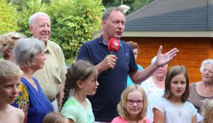 27-07-2016 SHOWBIZZ; PIET PAULUSMA VIERT MET FAMILIE VAKANTIE OP DE CAMPING IN NEDERLAND. Piet is met zijn kinderen en kleinkinderen op een Nederlandse camping aan het vakantie vieren. Hij zorgt zelf voor het mooie weer en de gezelligheid daar zorgen zijn kinderen en klein kinderen voor. Al met al een TOP vakantie voor de familie PAULUSMA in eigen land.
foto: Albert den Iseger