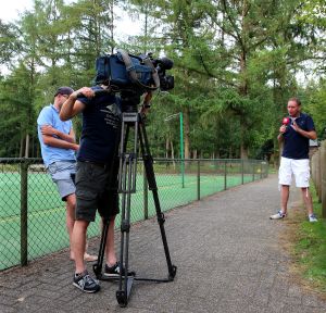 27-07-2016 SHOWBIZZ; PIET PAULUSMA VIERT MET FAMILIE VAKANTIE OP DE CAMPING IN NEDERLAND. Piet is met zijn kinderen en kleinkinderen op een Nederlandse camping aan het vakantie vieren. Hij zorgt zelf voor het mooie weer en de gezelligheid daar zorgen zijn kinderen en klein kinderen voor. Al met al een TOP vakantie voor de familie PAULUSMA in eigen land.
foto: Albert den Iseger