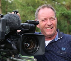 27-07-2016 SHOWBIZZ; PIET PAULUSMA VIERT MET FAMILIE VAKANTIE OP DE CAMPING IN NEDERLAND. Piet is met zijn kinderen en kleinkinderen op een Nederlandse camping aan het vakantie vieren. Hij zorgt zelf voor het mooie weer en de gezelligheid daar zorgen zijn kinderen en klein kinderen voor. Al met al een TOP vakantie voor de familie PAULUSMA in eigen land.
foto: Albert den Iseger