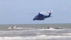 29-07-2017 NIEUWS; WEER GROOT ALARM VOOR VERMISSING IN EGMOND AAN ZEE.
Het was voor de zoveelste keer raak in Egmond aan zee, trauma Helicopter-Politie Helicopter en 5 Ambulances waren uitgerukt voor een vermissing op zee.
foto: Albert den Iseger