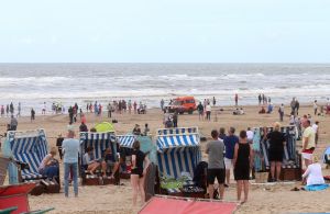 29-07-2017 NIEUWS; WEER GROOT ALARM VOOR VERMISSING IN EGMOND AAN ZEE.
Het was voor de zoveelste keer raak in Egmond aan zee, trauma Helicopter-Politie Helicopter en 5 Ambulances waren uitgerukt voor een vermissing op zee.
foto: Albert den Iseger