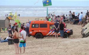 29-07-2017 NIEUWS; WEER GROOT ALARM VOOR VERMISSING IN EGMOND AAN ZEE.
Het was voor de zoveelste keer raak in Egmond aan zee, trauma Helicopter-Politie Helicopter en 5 Ambulances waren uitgerukt voor een vermissing op zee.
foto: Albert den Iseger