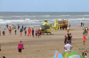 29-07-2017 NIEUWS; WEER GROOT ALARM VOOR VERMISSING IN EGMOND AAN ZEE.
Het was voor de zoveelste keer raak in Egmond aan zee, trauma Helicopter-Politie Helicopter en 5 Ambulances waren uitgerukt voor een vermissing op zee.
foto: Albert den Iseger