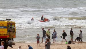 29-07-2017 NIEUWS; WEER GROOT ALARM VOOR VERMISSING IN EGMOND AAN ZEE.
Het was voor de zoveelste keer raak in Egmond aan zee, trauma Helicopter-Politie Helicopter en 5 Ambulances waren uitgerukt voor een vermissing op zee.
foto: Albert den Iseger