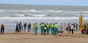 29-07-2017 NIEUWS; WEER GROOT ALARM VOOR VERMISSING IN EGMOND AAN ZEE.
Het was voor de zoveelste keer raak in Egmond aan zee, trauma Helicopter-Politie Helicopter en 5 Ambulances waren uitgerukt voor een vermissing op zee.
foto: Albert den Iseger