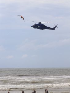 29-07-2017 NIEUWS; WEER GROOT ALARM VOOR VERMISSING IN EGMOND AAN ZEE.
Het was voor de zoveelste keer raak in Egmond aan zee, trauma Helicopter-Politie Helicopter en 5 Ambulances waren uitgerukt voor een vermissing op zee.
foto: Albert den Iseger