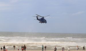 29-07-2017 NIEUWS; WEER GROOT ALARM VOOR VERMISSING IN EGMOND AAN ZEE.
Het was voor de zoveelste keer raak in Egmond aan zee, trauma Helicopter-Politie Helicopter en 5 Ambulances waren uitgerukt voor een vermissing op zee.
foto: Albert den Iseger