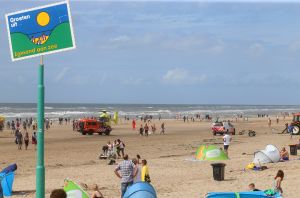 29-07-2017 NIEUWS; WEER GROOT ALARM VOOR VERMISSING IN EGMOND AAN ZEE.
Het was voor de zoveelste keer raak in Egmond aan zee, trauma Helicopter-Politie Helicopter en 5 Ambulances waren uitgerukt voor een vermissing op zee.
foto: Albert den Iseger