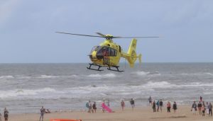 29-07-2017 NIEUWS; WEER GROOT ALARM VOOR VERMISSING IN EGMOND AAN ZEE.
Het was voor de zoveelste keer raak in Egmond aan zee, trauma Helicopter-Politie Helicopter en 5 Ambulances waren uitgerukt voor een vermissing op zee.
foto: Albert den Iseger