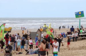 29-07-2017 NIEUWS; WEER GROOT ALARM VOOR VERMISSING IN EGMOND AAN ZEE.
Het was voor de zoveelste keer raak in Egmond aan zee, trauma Helicopter-Politie Helicopter en 5 Ambulances waren uitgerukt voor een vermissing op zee.
foto: Albert den Iseger