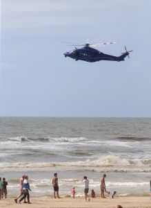 29-07-2017 NIEUWS; WEER GROOT ALARM VOOR VERMISSING IN EGMOND AAN ZEE.
Het was voor de zoveelste keer raak in Egmond aan zee, trauma Helicopter-Politie Helicopter en 5 Ambulances waren uitgerukt voor een vermissing op zee.
foto: Albert den Iseger