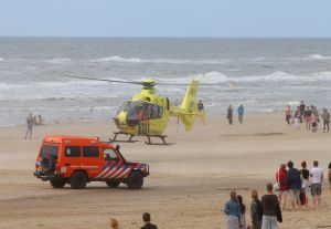 29-07-2017 NIEUWS; WEER GROOT ALARM VOOR VERMISSING IN EGMOND AAN ZEE.
Het was voor de zoveelste keer raak in Egmond aan zee, trauma Helicopter-Politie Helicopter en 5 Ambulances waren uitgerukt voor een vermissing op zee.
foto: Albert den Iseger