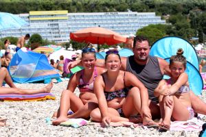 26-07-2017 SHOWBIZZ; FRANS DUIJTS EN ZIJN FAMILIE HEERLIJK OP VAKANTIE MET CARAVAN. Frans en Marloes Duijts zijn met hun 3 dochters heerlijk op vakantie in het prachtige KROATIE, op een camping in het zuiden genieten ze elke dag van elkaar.deze week een grote reportage in WEEKBLAD PRIVE.
foto: Albert den Iseger