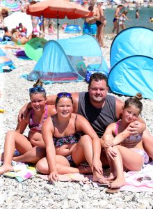 26-07-2017 SHOWBIZZ; FRANS DUIJTS EN ZIJN FAMILIE HEERLIJK OP VAKANTIE MET CARAVAN. Frans en Marloes Duijts zijn met hun 3 dochters heerlijk op vakantie in het prachtige KROATIE, op een camping in het zuiden genieten ze elke dag van elkaar.deze week een grote reportage in WEEKBLAD PRIVE.
foto: Albert den Iseger