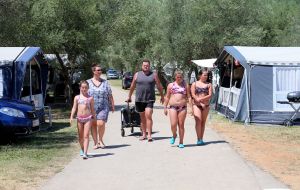 26-07-2017 SHOWBIZZ; FRANS DUIJTS EN ZIJN FAMILIE HEERLIJK OP VAKANTIE MET CARAVAN. Frans en Marloes Duijts zijn met hun 3 dochters heerlijk op vakantie in het prachtige KROATIE, op een camping in het zuiden genieten ze elke dag van elkaar.deze week een grote reportage in WEEKBLAD PRIVE.
foto: Albert den Iseger