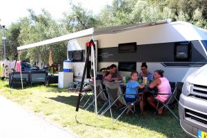 26-07-2017 SHOWBIZZ; FRANS DUIJTS EN ZIJN FAMILIE HEERLIJK OP VAKANTIE MET CARAVAN. Frans en Marloes Duijts zijn met hun 3 dochters heerlijk op vakantie in het prachtige KROATIE, op een camping in het zuiden genieten ze elke dag van elkaar.deze week een grote reportage in WEEKBLAD PRIVE.
foto: Albert den Iseger