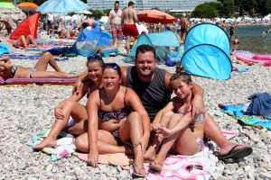 26-07-2017 SHOWBIZZ; FRANS DUIJTS EN ZIJN FAMILIE HEERLIJK OP VAKANTIE MET CARAVAN. Frans en Marloes Duijts zijn met hun 3 dochters heerlijk op vakantie in het prachtige KROATIE, op een camping in het zuiden genieten ze elke dag van elkaar.deze week een grote reportage in WEEKBLAD PRIVE.
foto: Albert den Iseger