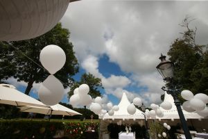 02-07-2017 SHOWBIZZ; ALBERT-JANINE EN TATJANA DEN ISEGER ZIJN KLAAR VOOR HET FEEST.Samen zijn wij 160 jaar oud geworden en Albert fotografeert alweer 20 jaar voor Weekblad Prive. Daarom een groot feest als thema 160. Wij hebben 160 mensen uitgenodigd voor een gezellig knal feest mmv van diverse artiesten. Later foto s van dit feest. foto; Albert den Iseger