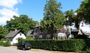 01-07-2017 SHOWBIZZ; SONJA BAKKER EN JAN REUS KOPEN VILLA MET APPARTEMENTEN IN BERGEN.
foto: Albert den Iseger