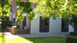 01-07-2017 SHOWBIZZ; SONJA BAKKER EN JAN REUS KOPEN VILLA MET APPARTEMENTEN IN BERGEN.
foto: Albert den Iseger