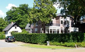 01-07-2017 SHOWBIZZ; SONJA BAKKER EN JAN REUS KOPEN VILLA MET APPARTEMENTEN IN BERGEN.
foto: Albert den Iseger