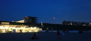 27-07-2018 NIEUWS; EGMOND AAN ZEE EN DE LANGSTE MAANSVERDUISTERING VAN DE EEUW.De maan kleurt bloedrood door een totale maansverduistering. De rode kleur wordt veroorzaakt door zonlicht wat langs de aarde schijnt.
foto: Albert den Iseger