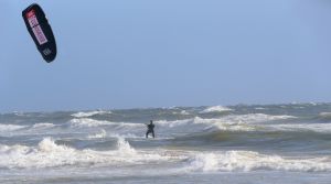 28-07-2018 SPORT; KITE SURFING-EGMOND AAN ZEE. Het was STORMY WEATHER in Egmond aan zee, tijd voor Kite Surfing en genieten van deze kleurige en snelle sport.
foto: Albert den Iseger