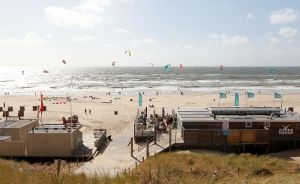 28-07-2018 SPORT; KITE SURFING-EGMOND AAN ZEE. Het was STORMY WEATHER in Egmond aan zee, tijd voor Kite Surfing en genieten van deze kleurige en snelle sport.
foto: Albert den Iseger