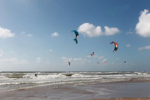 28-07-2018 SPORT; KITE SURFING-EGMOND AAN ZEE. Het was STORMY WEATHER in Egmond aan zee, tijd voor Kite Surfing en genieten van deze kleurige en snelle sport.
foto: Albert den Iseger