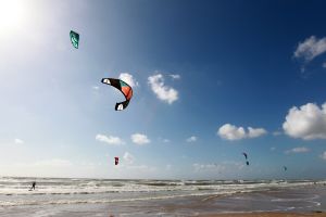 28-07-2018 SPORT; KITE SURFING-EGMOND AAN ZEE. Het was STORMY WEATHER in Egmond aan zee, tijd voor Kite Surfing en genieten van deze kleurige en snelle sport.
foto: Albert den Iseger