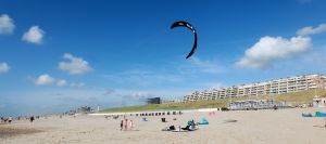 28-07-2018 SPORT; KITE SURFING-EGMOND AAN ZEE. Het was STORMY WEATHER in Egmond aan zee, tijd voor Kite Surfing en genieten van deze kleurige en snelle sport.
foto: Albert den Iseger