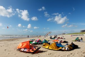 28-07-2018 SPORT; KITE SURFING-EGMOND AAN ZEE. Het was STORMY WEATHER in Egmond aan zee, tijd voor Kite Surfing en genieten van deze kleurige en snelle sport.
foto: Albert den Iseger