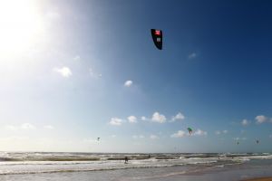 28-07-2018 SPORT; KITE SURFING-EGMOND AAN ZEE. Het was STORMY WEATHER in Egmond aan zee, tijd voor Kite Surfing en genieten van deze kleurige en snelle sport.
foto: Albert den Iseger