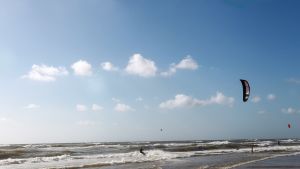 28-07-2018 SPORT; KITE SURFING-EGMOND AAN ZEE. Het was STORMY WEATHER in Egmond aan zee, tijd voor Kite Surfing en genieten van deze kleurige en snelle sport.
foto: Albert den Iseger