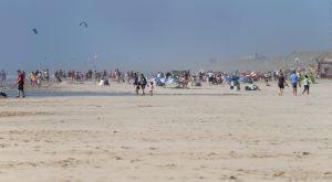 28-07-2018 SPORT; KITE SURFING-EGMOND AAN ZEE. Het was STORMY WEATHER in Egmond aan zee, tijd voor Kite Surfing en genieten van deze kleurige en snelle sport.
foto: Albert den Iseger