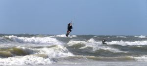 28-07-2018 SPORT; KITE SURFING-EGMOND AAN ZEE. Het was STORMY WEATHER in Egmond aan zee, tijd voor Kite Surfing en genieten van deze kleurige en snelle sport.
foto: Albert den Iseger