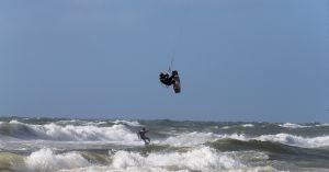 28-07-2018 SPORT; KITE SURFING-EGMOND AAN ZEE. Het was STORMY WEATHER in Egmond aan zee, tijd voor Kite Surfing en genieten van deze kleurige en snelle sport.
foto: Albert den Iseger